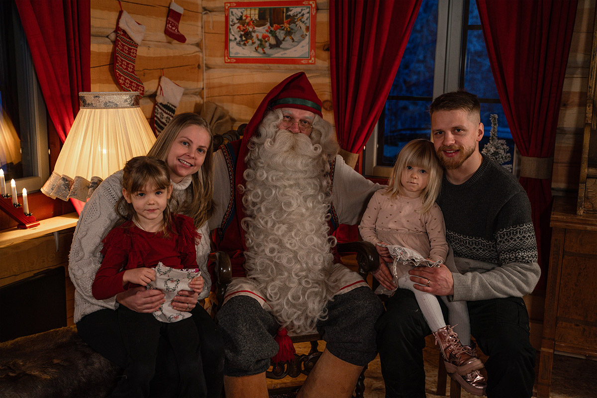 Santa Claus meeting a family in Santa Claus Cottage